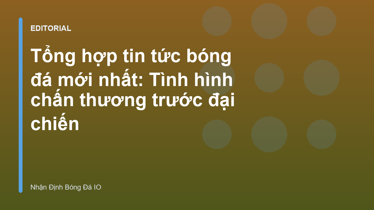 Cầu thủ bóng đá đang được kiểm tra chấn thương trên sân cỏ